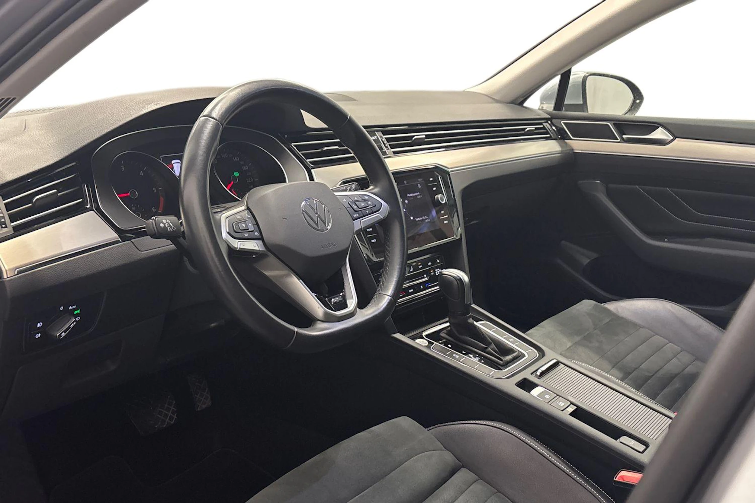 harmaa Volkswagen Passat 2023 kuva 8.