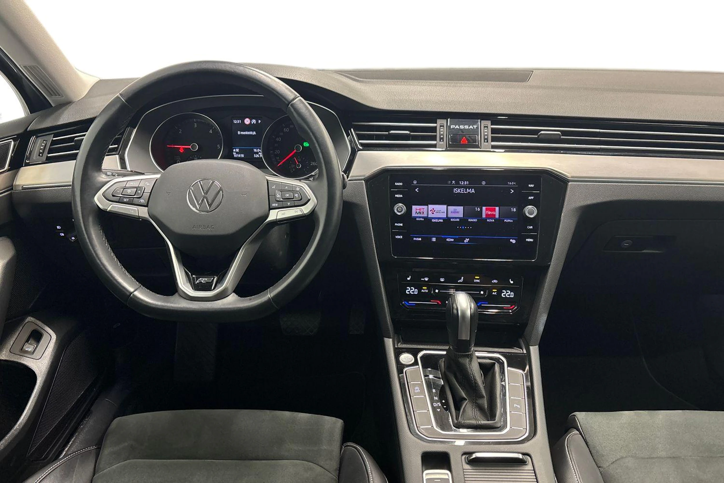 harmaa Volkswagen Passat 2023 kuva 9.