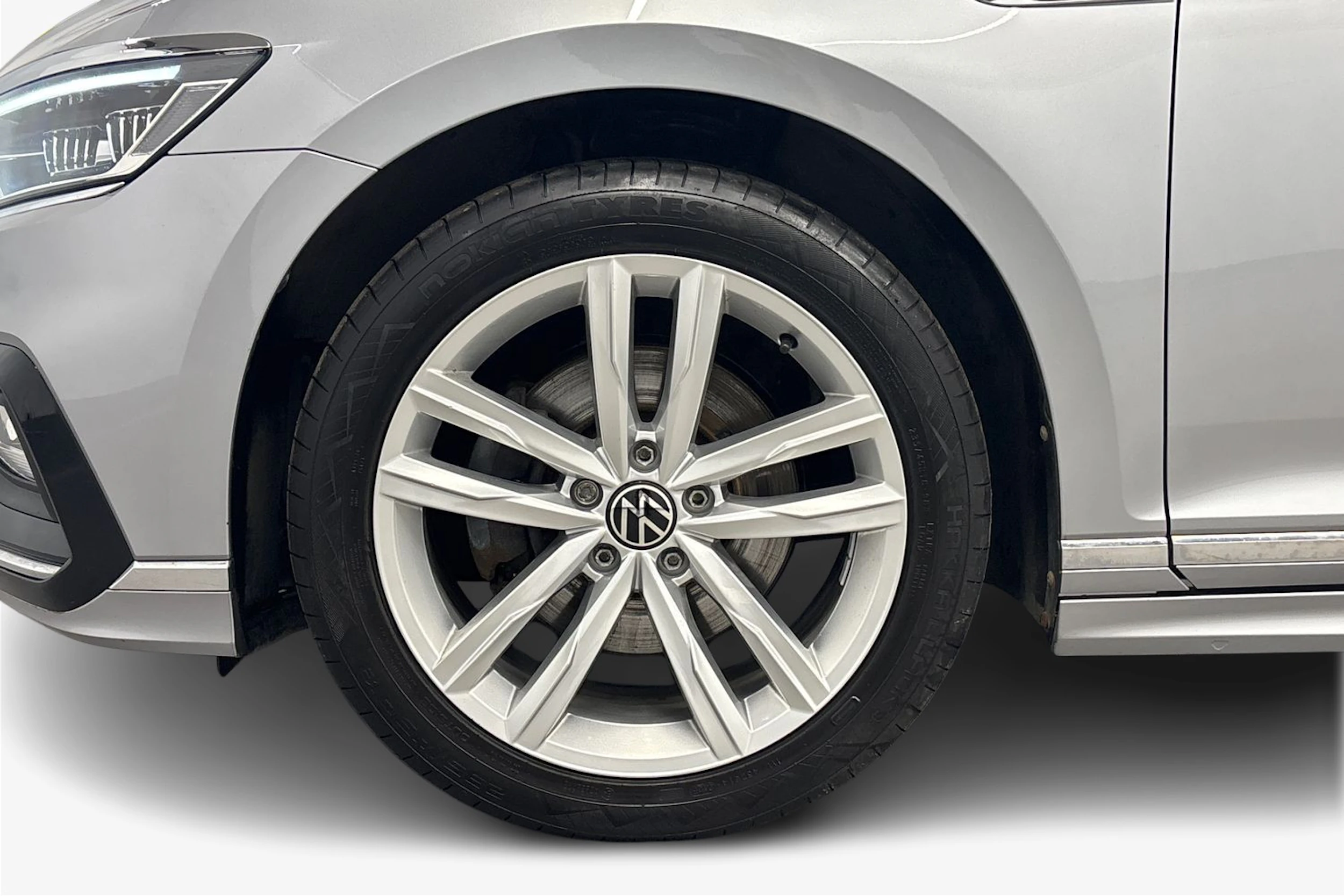 harmaa Volkswagen Passat 2023 kuva 12.