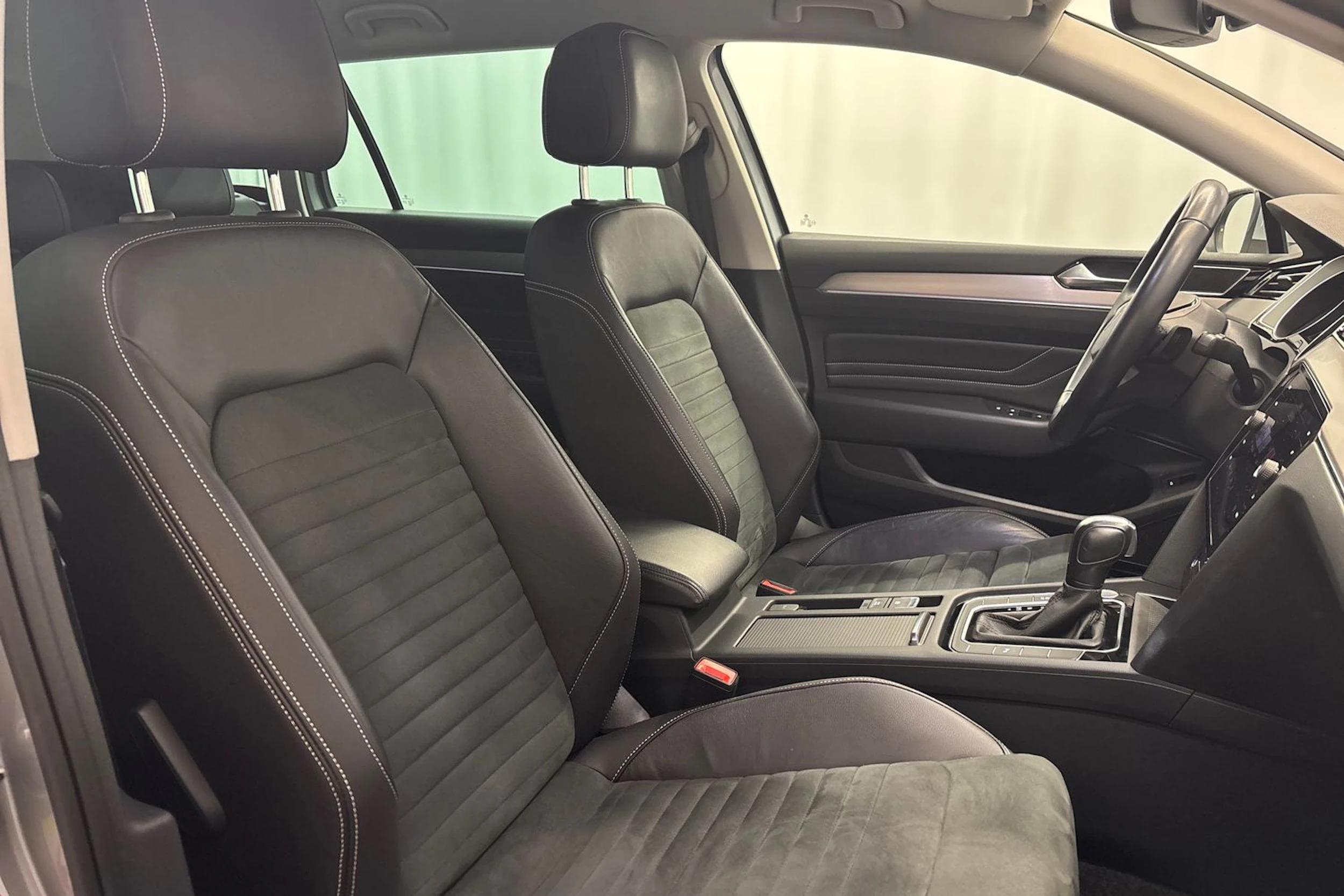 harmaa Volkswagen Passat 2023 kuva 15.