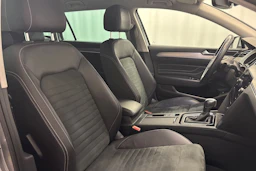 harmaa Volkswagen Passat 2023 kuva 15.