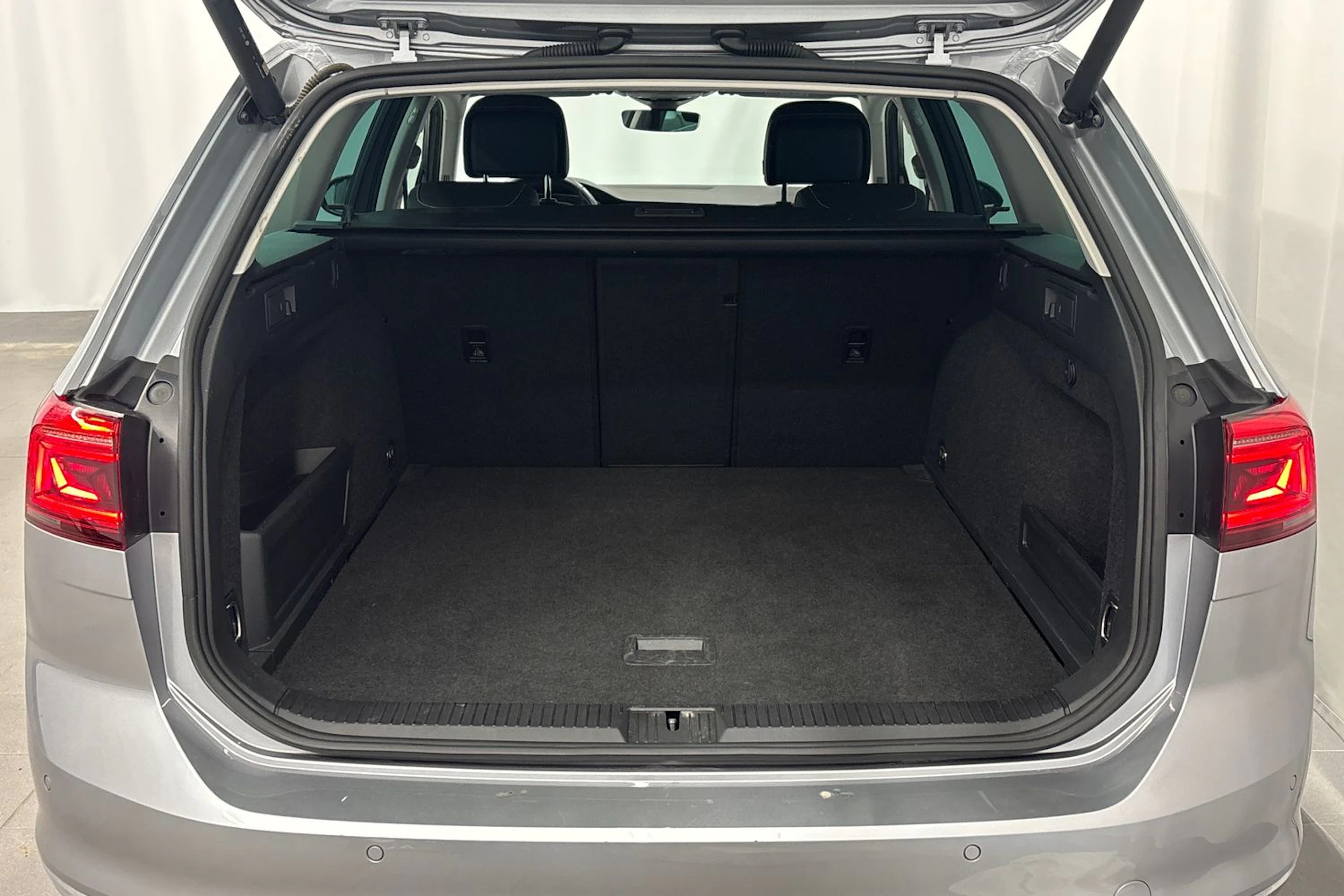 harmaa Volkswagen Passat 2023 kuva 16.