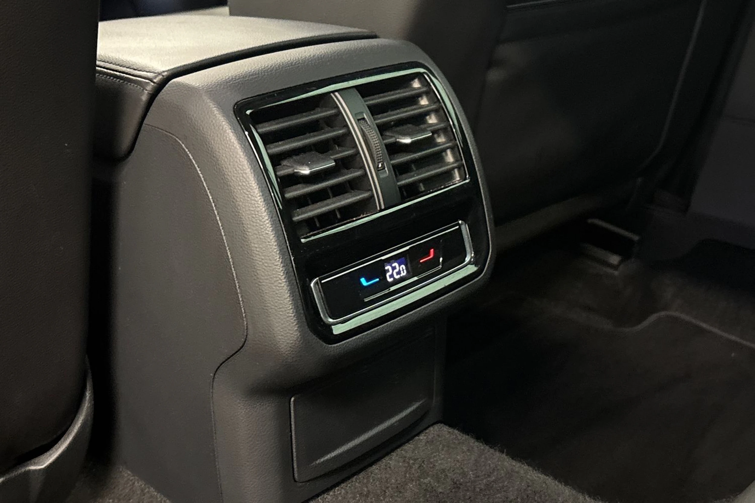 harmaa Volkswagen Passat 2023 kuva 17.
