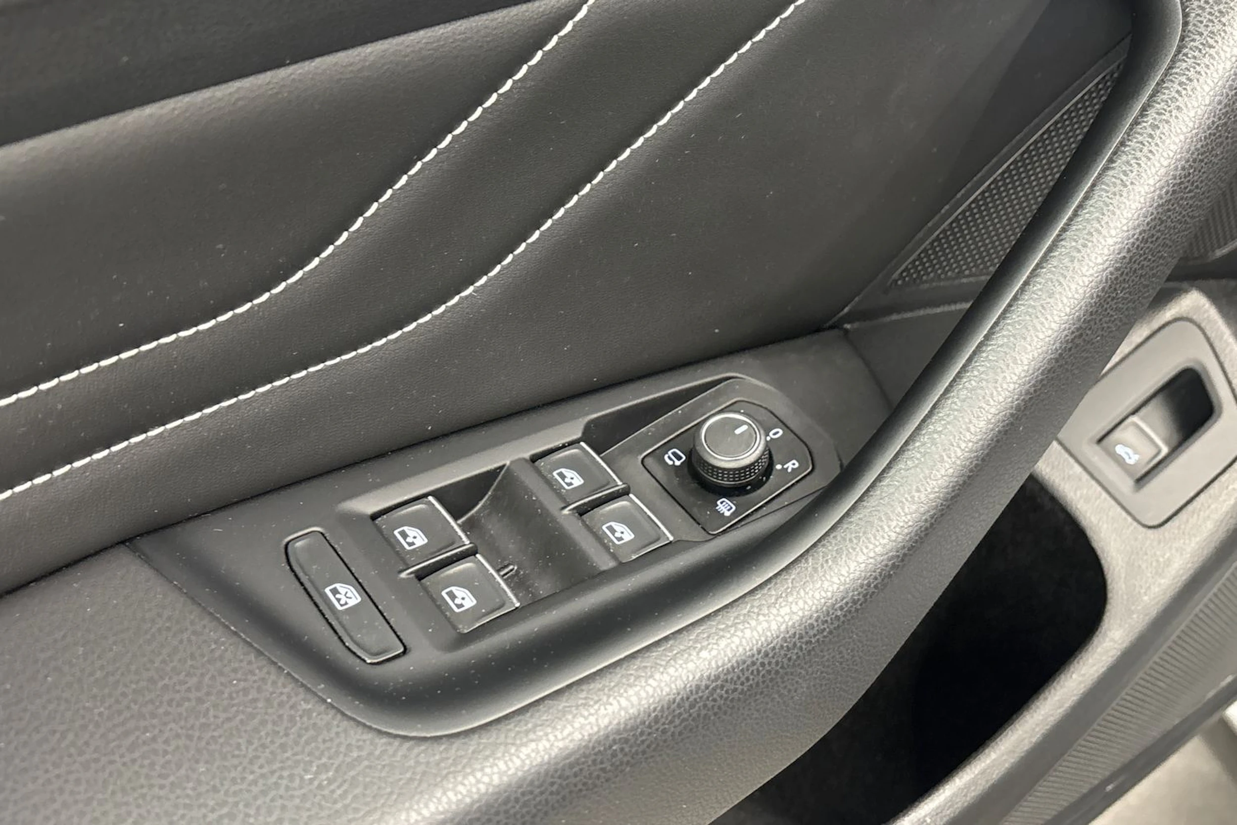 harmaa Volkswagen Passat 2023 kuva 18.