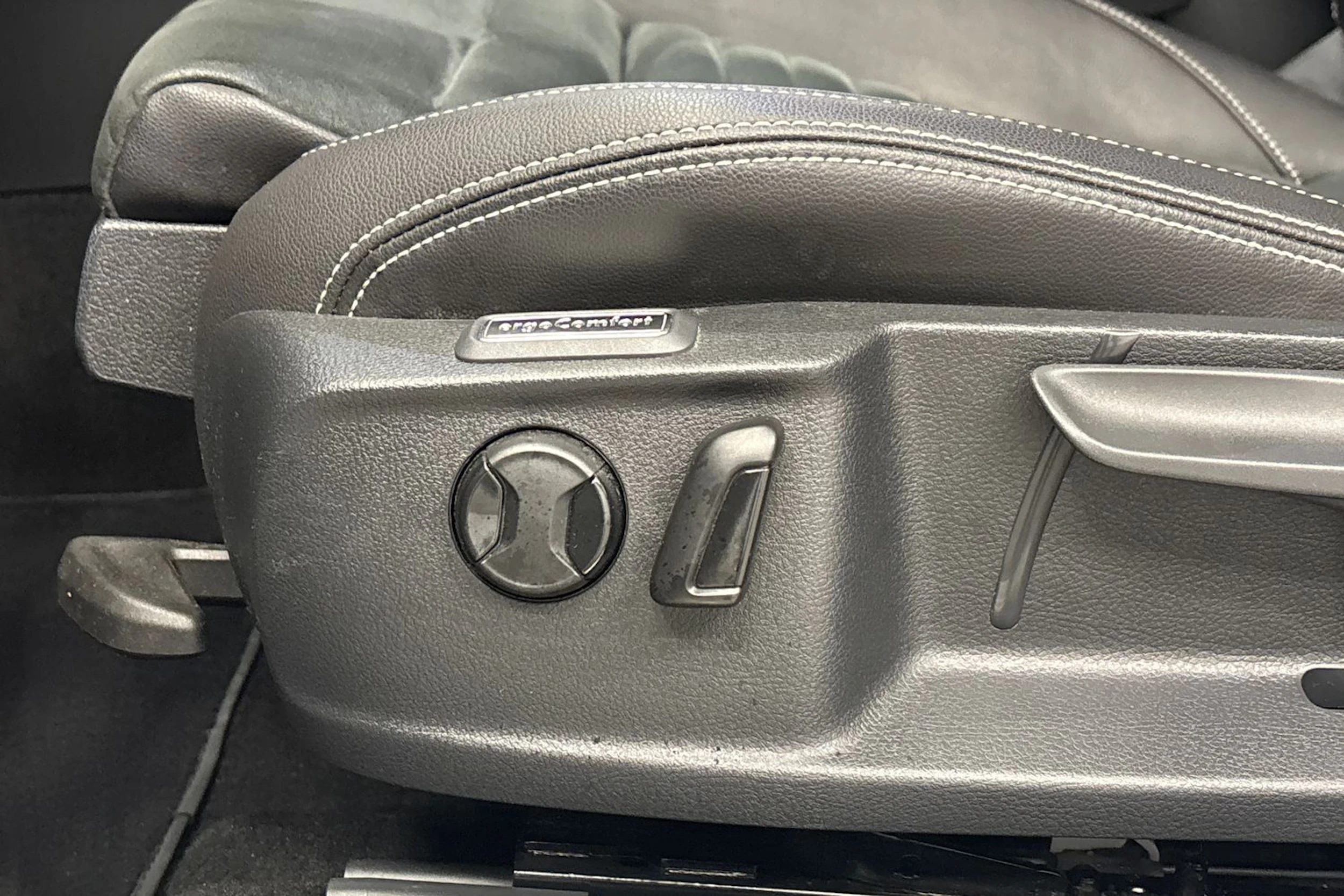 harmaa Volkswagen Passat 2023 kuva 19.
