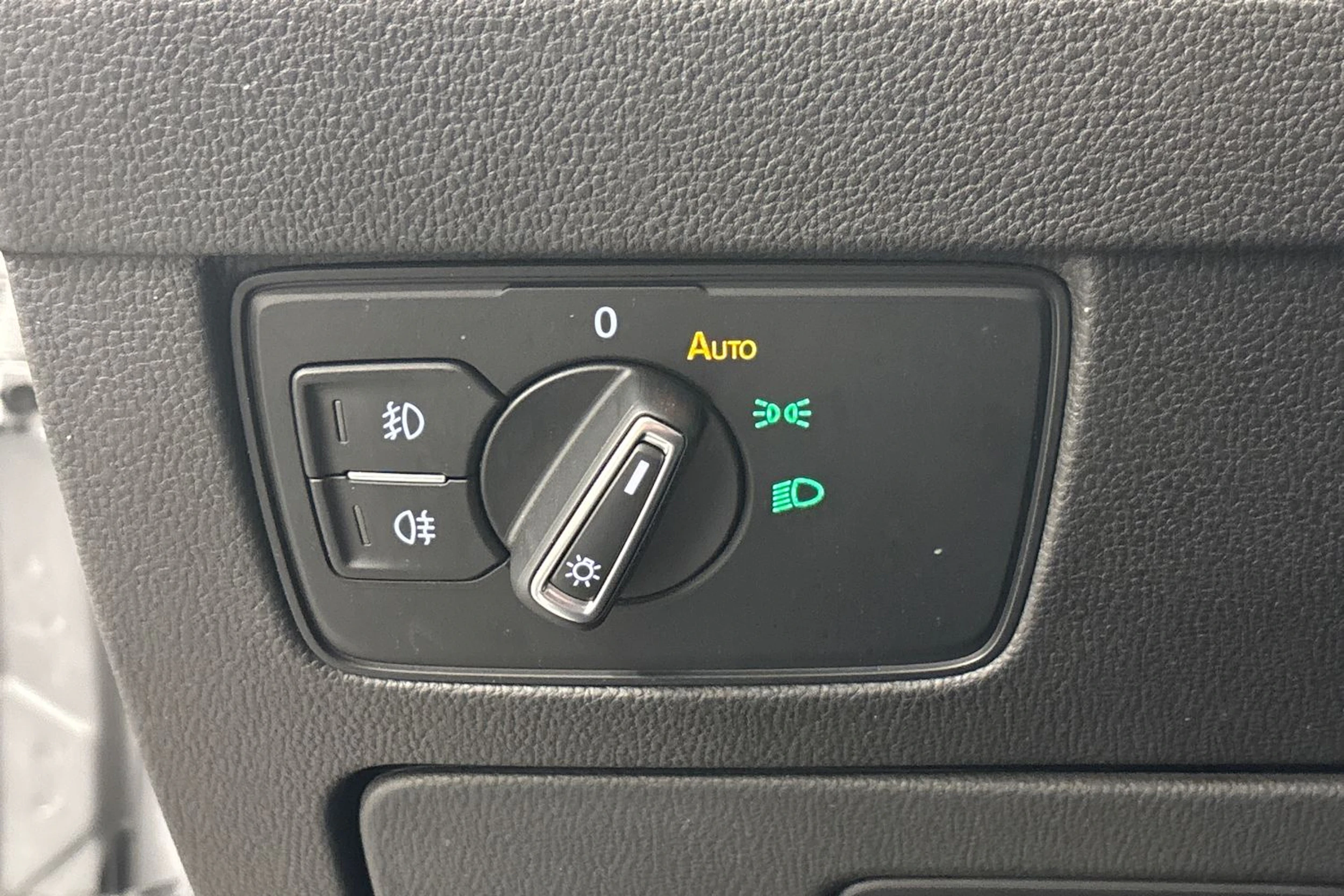 harmaa Volkswagen Passat 2023 kuva 20.