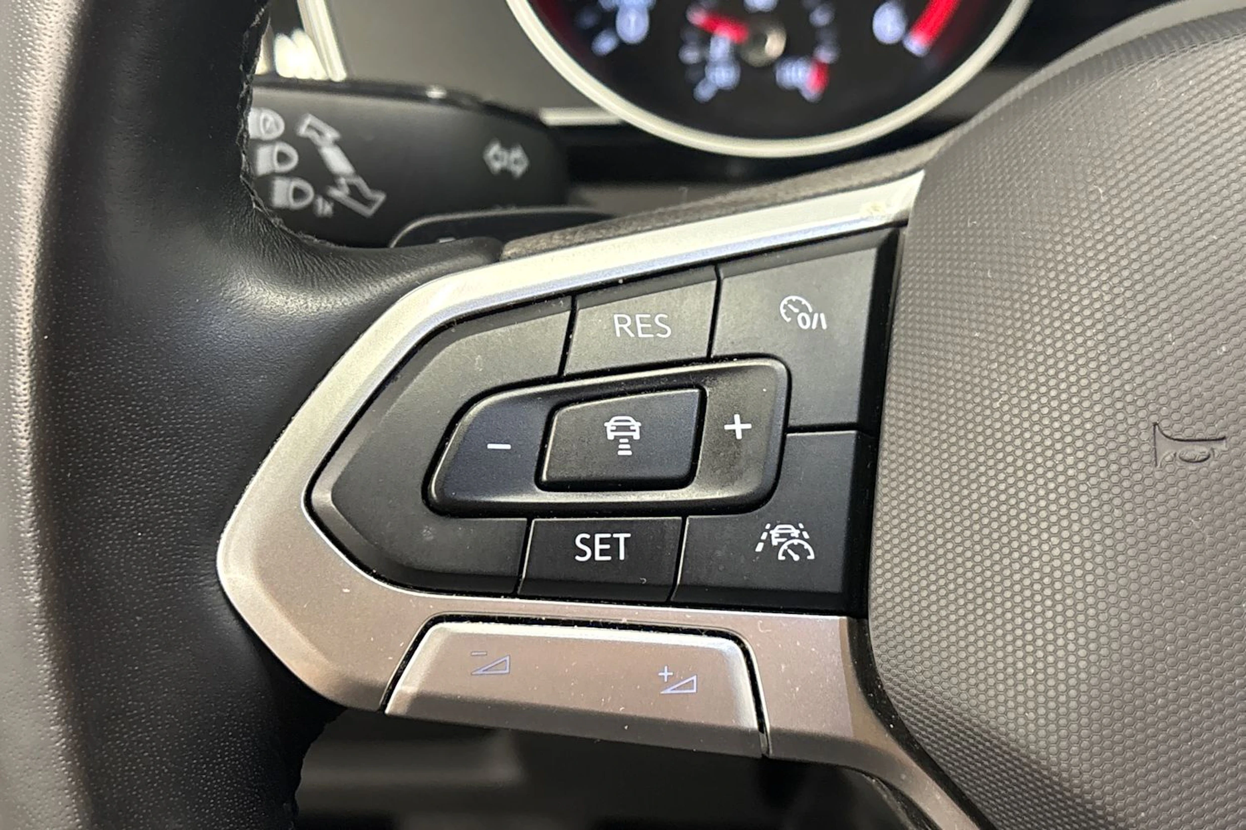 harmaa Volkswagen Passat 2023 kuva 21.