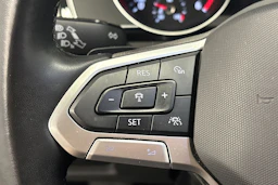 harmaa Volkswagen Passat 2023 kuva 21.