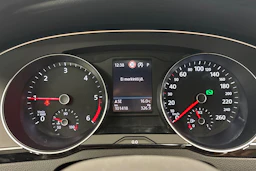 harmaa Volkswagen Passat 2023 kuva 23.