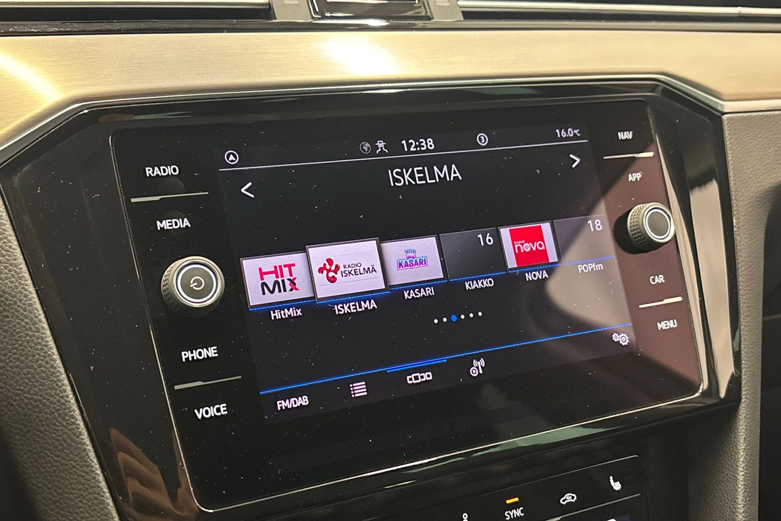 harmaa Volkswagen Passat 2023 kuva 24.