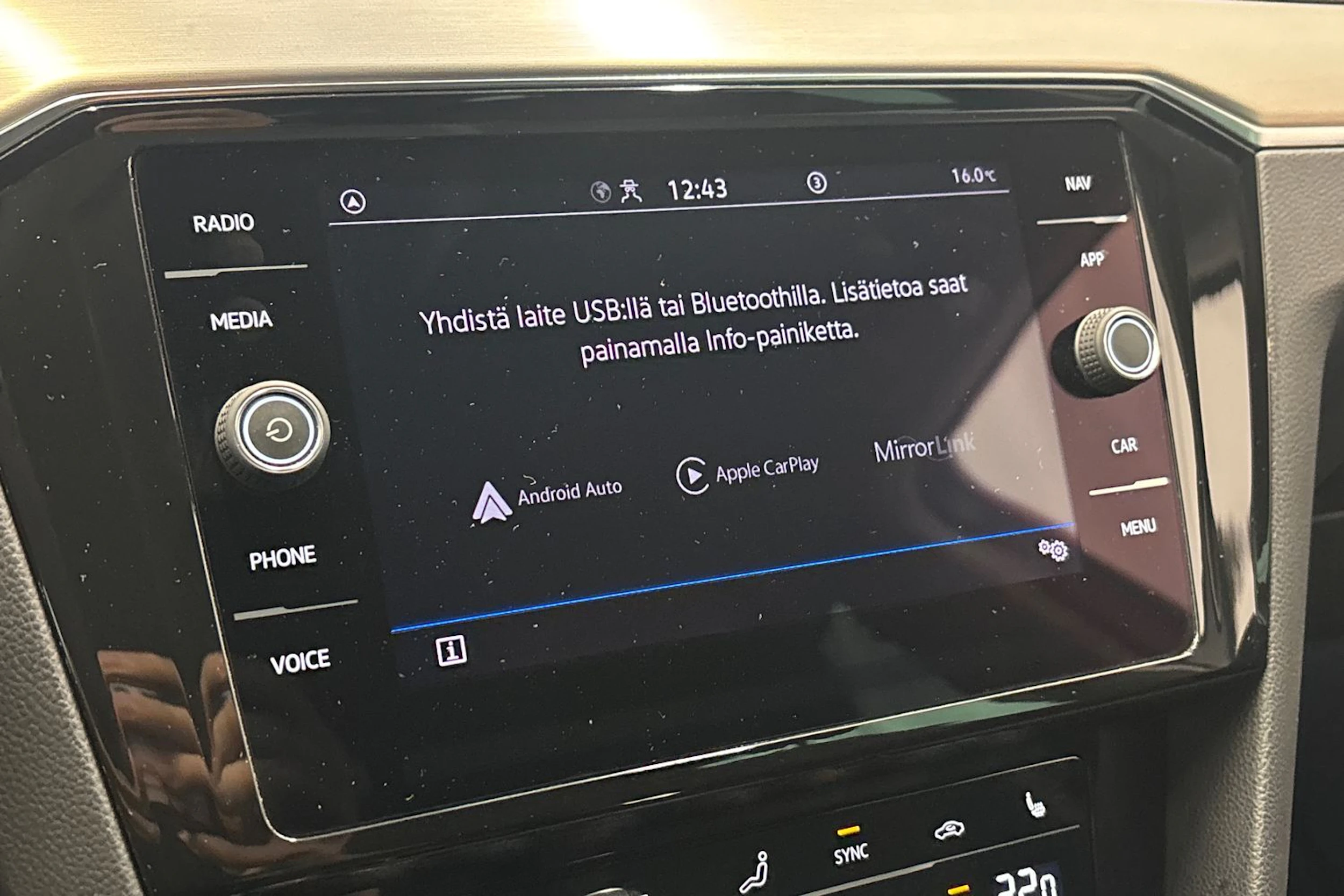 harmaa Volkswagen Passat 2023 kuva 25.