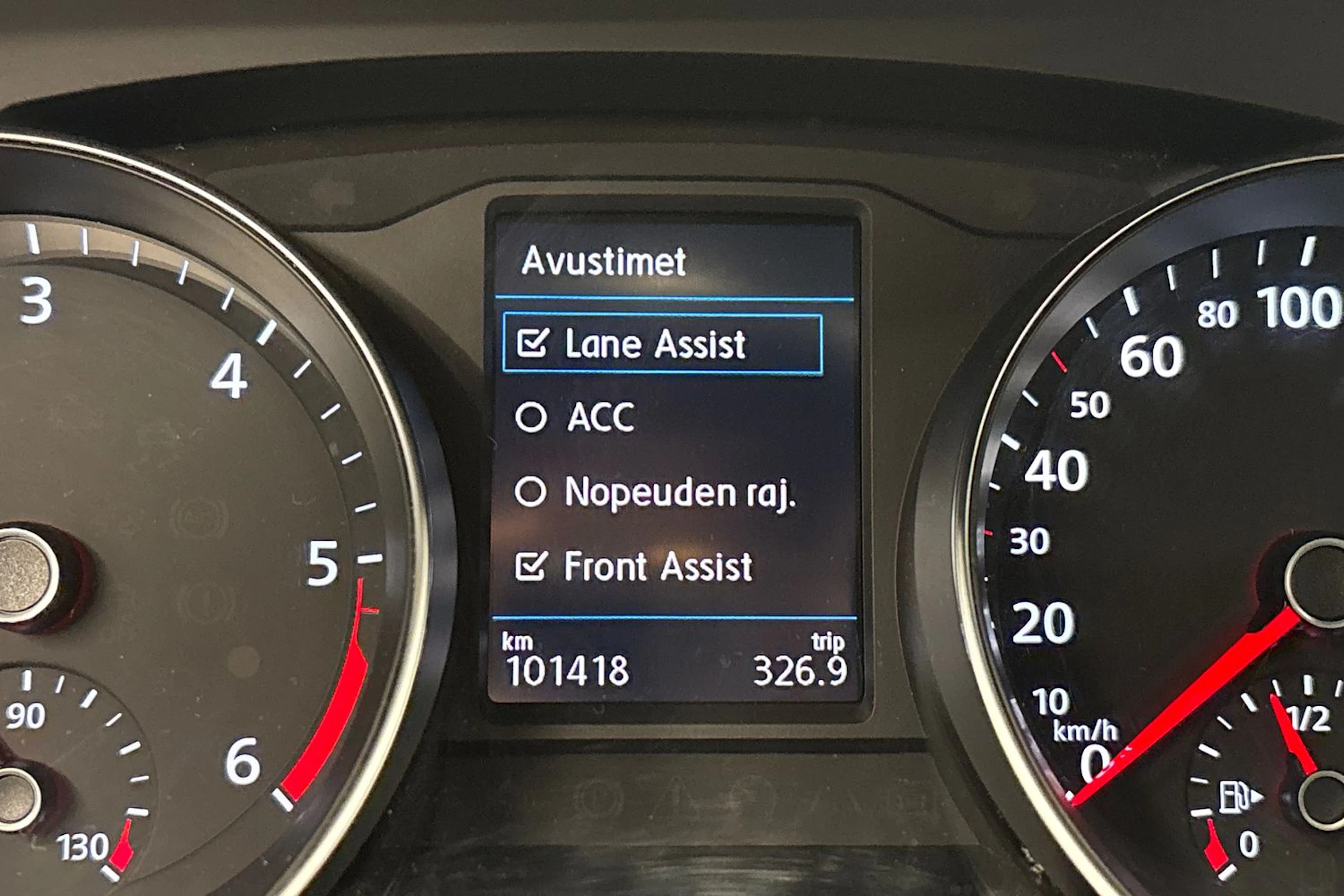 harmaa Volkswagen Passat 2023 kuva 26.