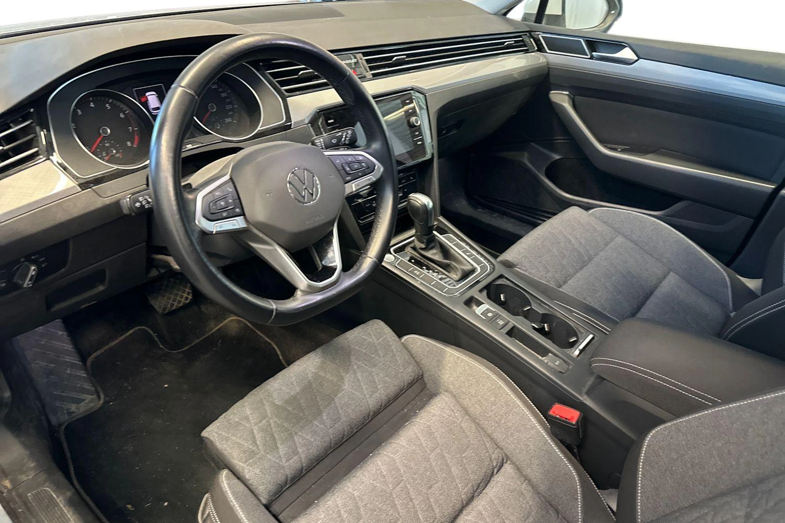valkoinen Volkswagen Passat 2023 kuva 3.