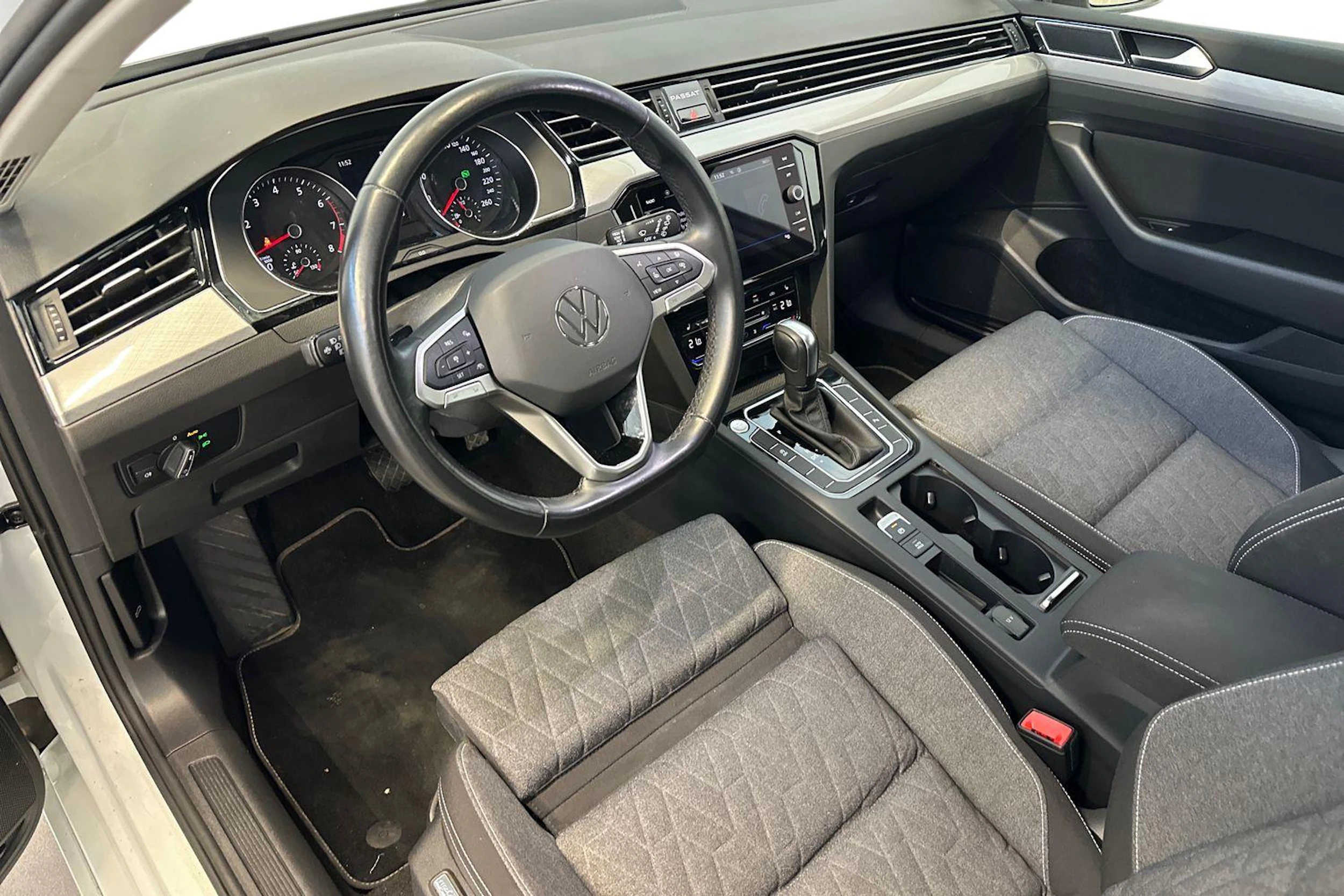 valkoinen Volkswagen Passat 2023 kuva 8.