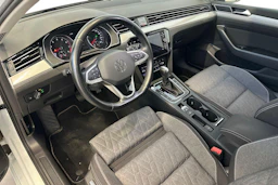 valkoinen Volkswagen Passat 2023 kuva 8.