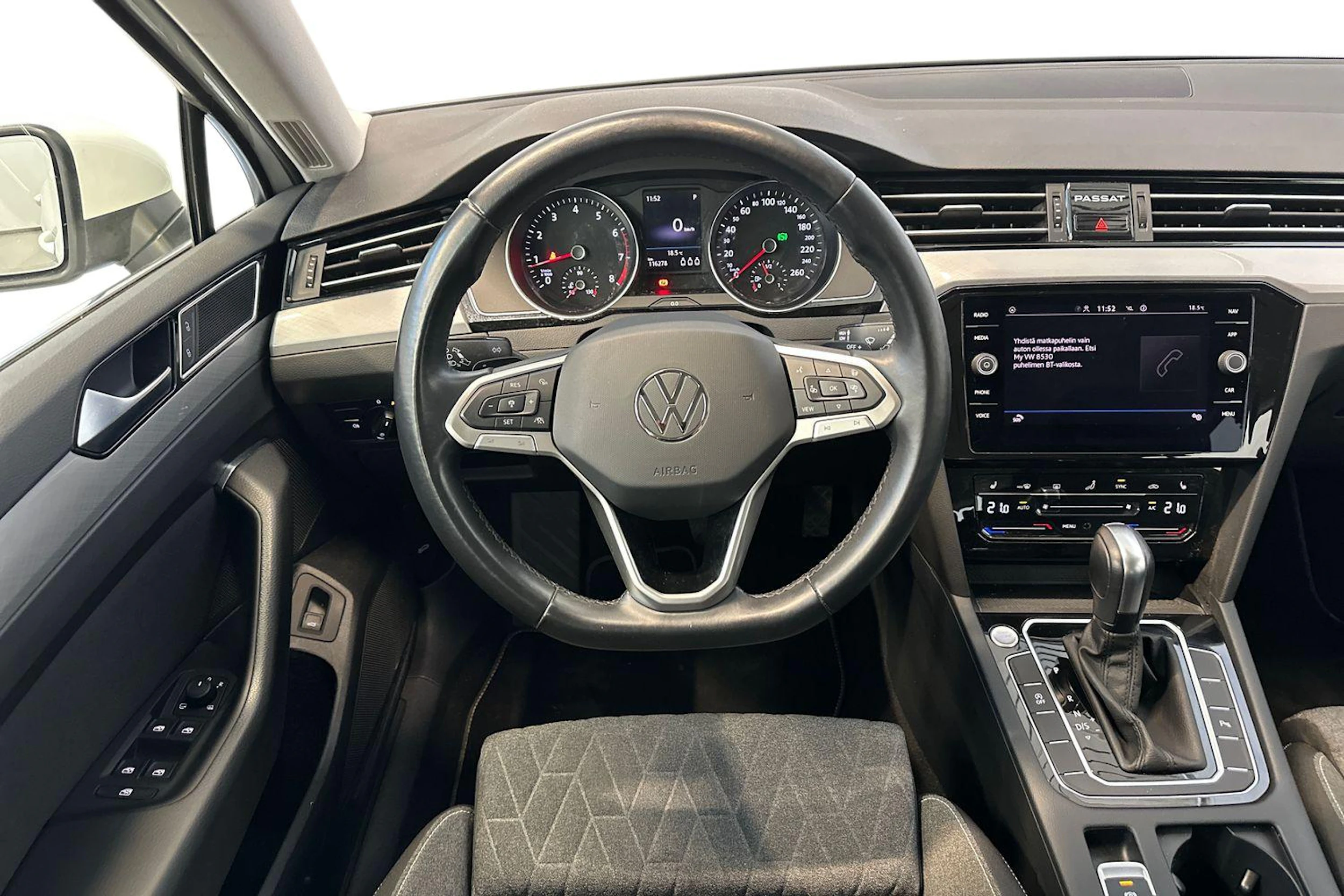 valkoinen Volkswagen Passat 2023 kuva 9.