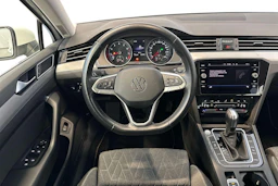valkoinen Volkswagen Passat 2023 kuva 9.