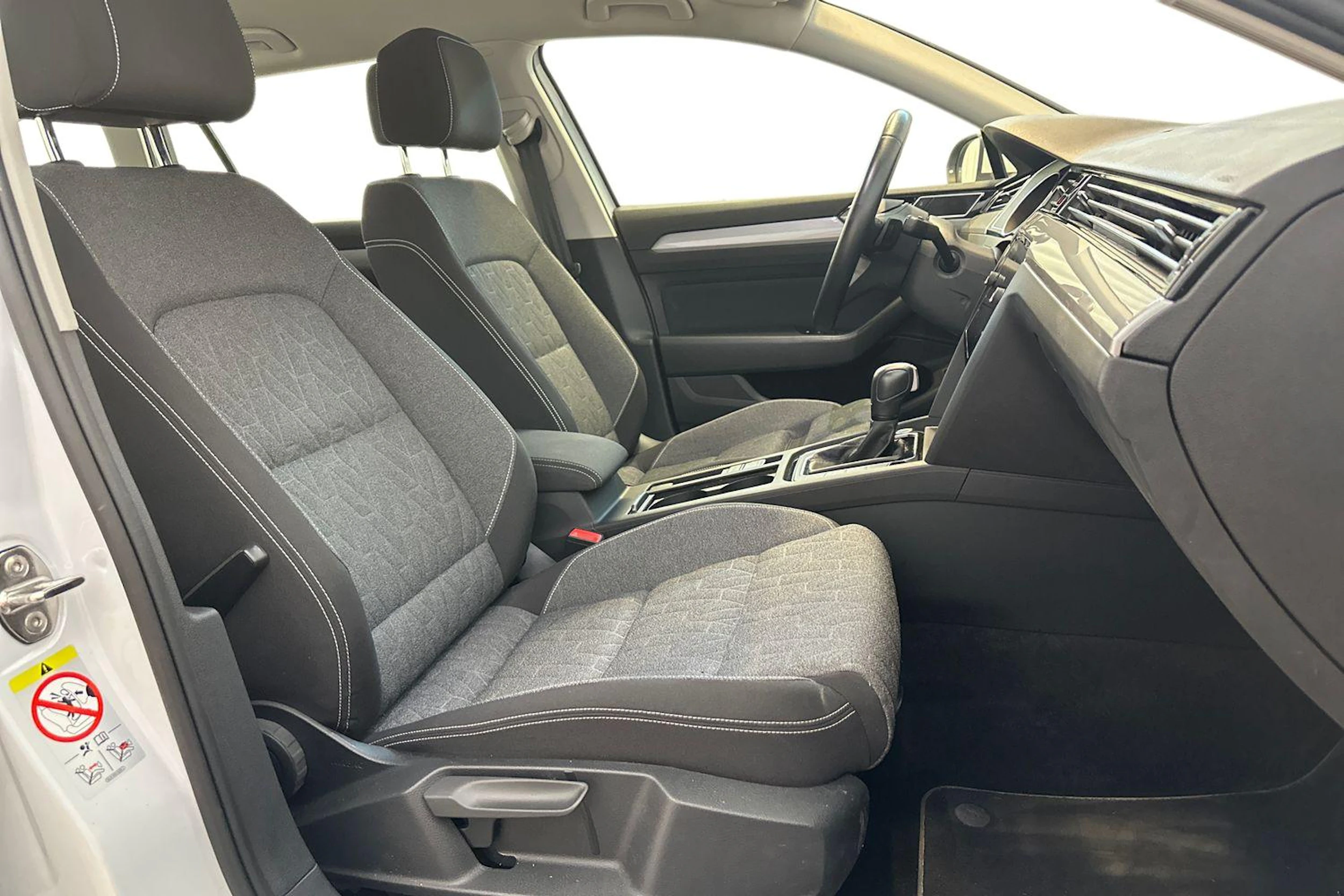 valkoinen Volkswagen Passat 2023 kuva 11.