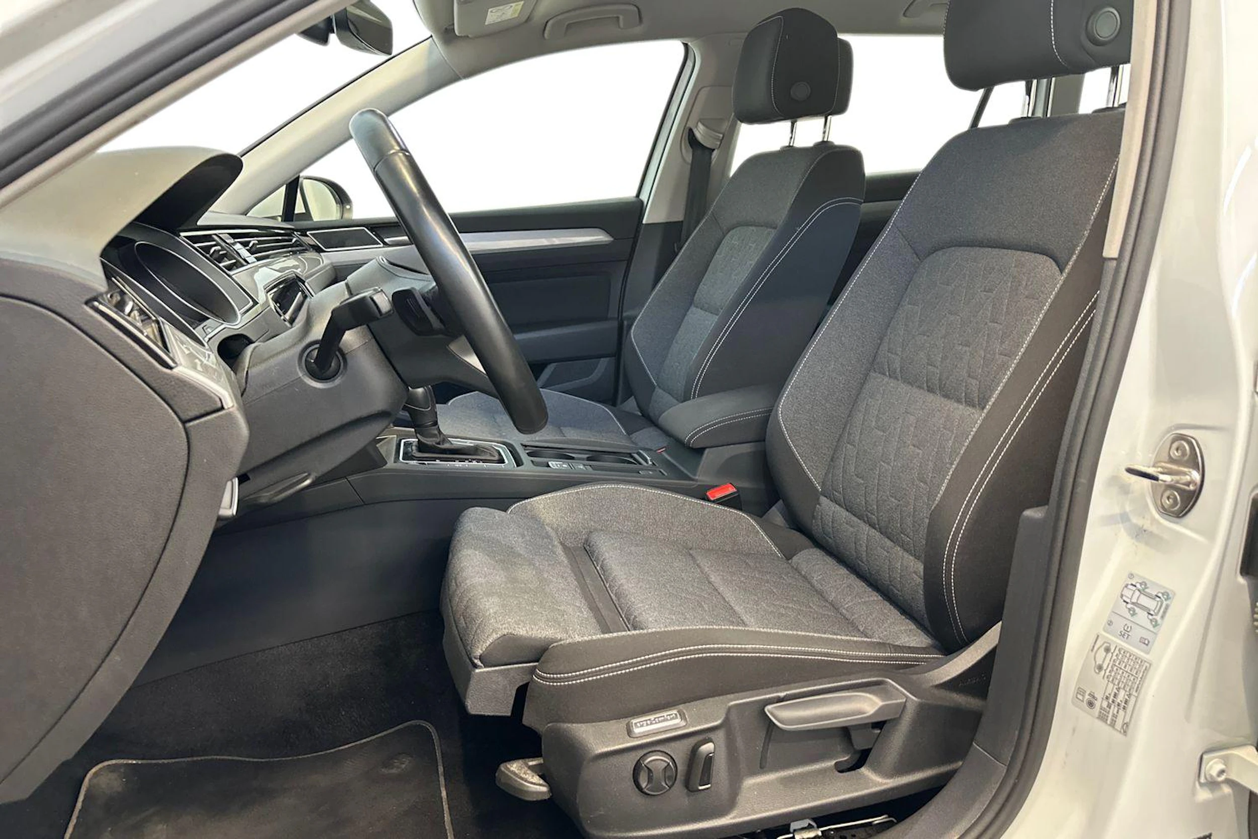 valkoinen Volkswagen Passat 2023 kuva 12.