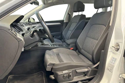 valkoinen Volkswagen Passat 2023 kuva 12.