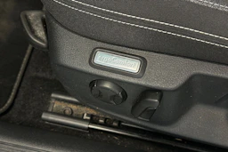 valkoinen Volkswagen Passat 2023 kuva 13.