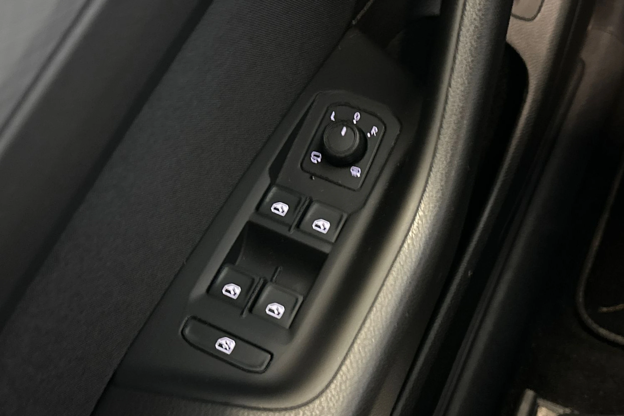 valkoinen Volkswagen Passat 2023 kuva 15.