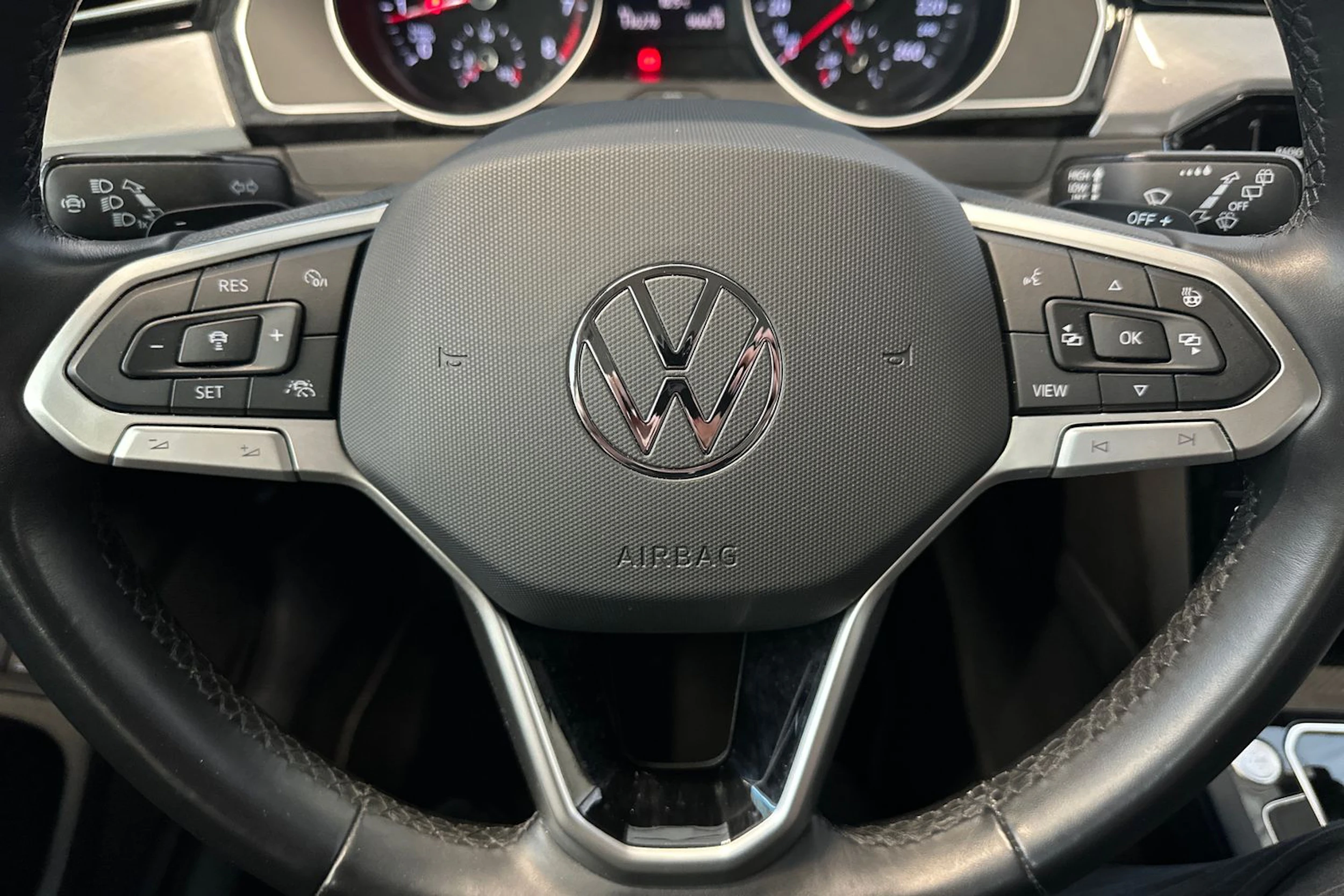 valkoinen Volkswagen Passat 2023 kuva 18.