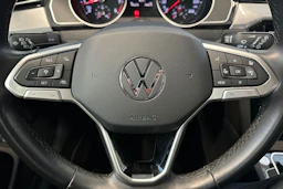valkoinen Volkswagen Passat 2023 kuva 18.