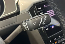 valkoinen Volkswagen Passat 2023 kuva 19.