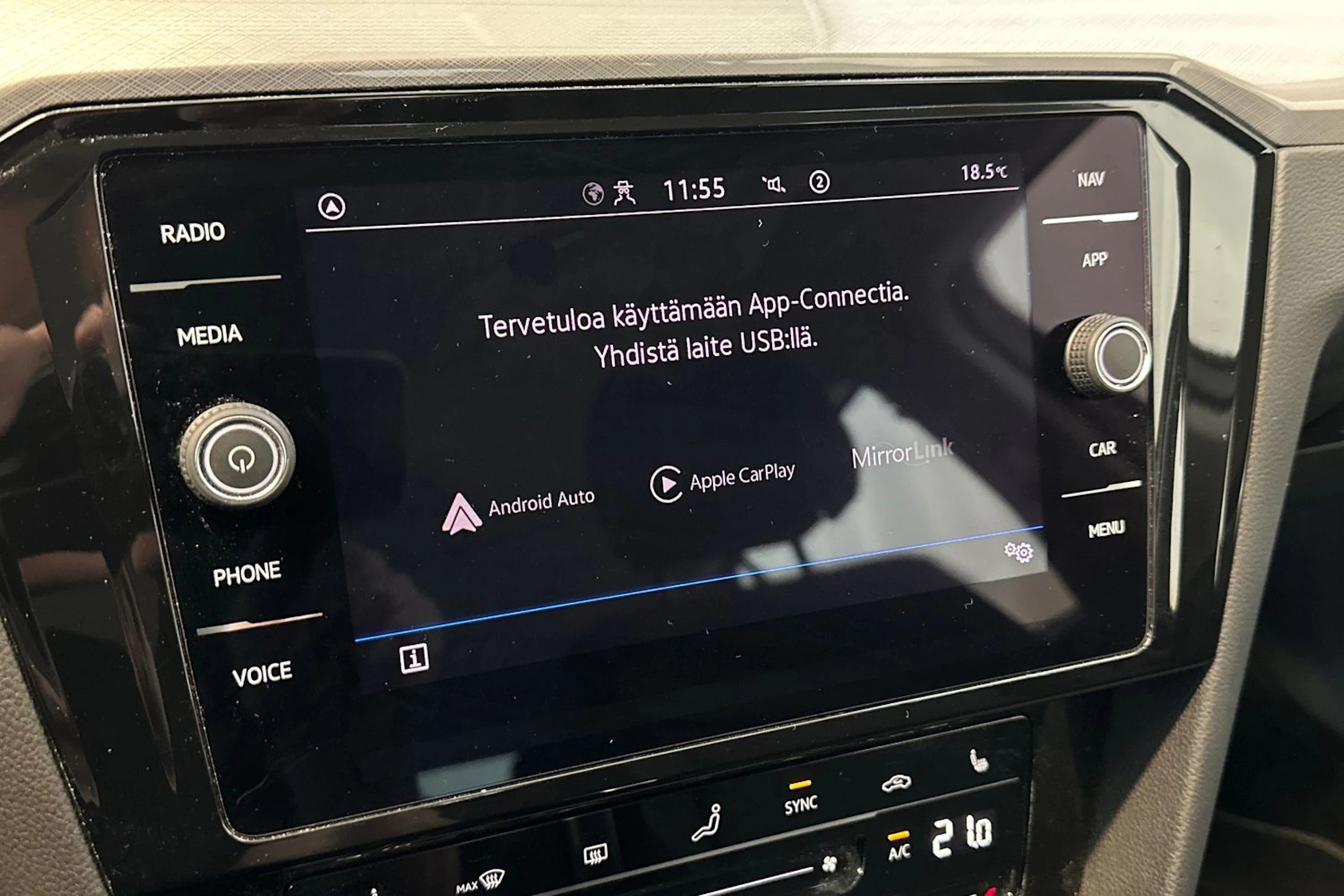 valkoinen Volkswagen Passat 2023 kuva 21.