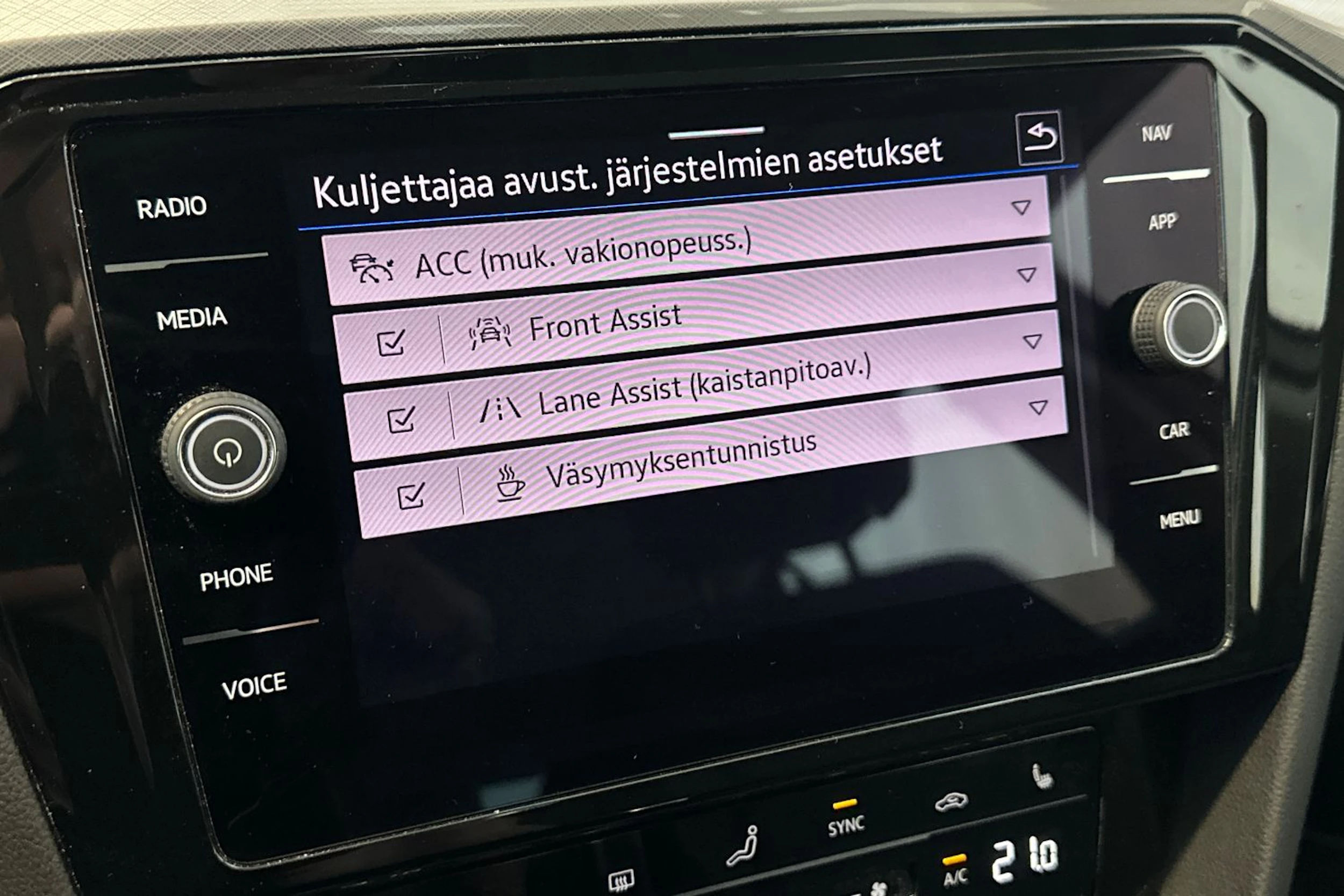 valkoinen Volkswagen Passat 2023 kuva 22.