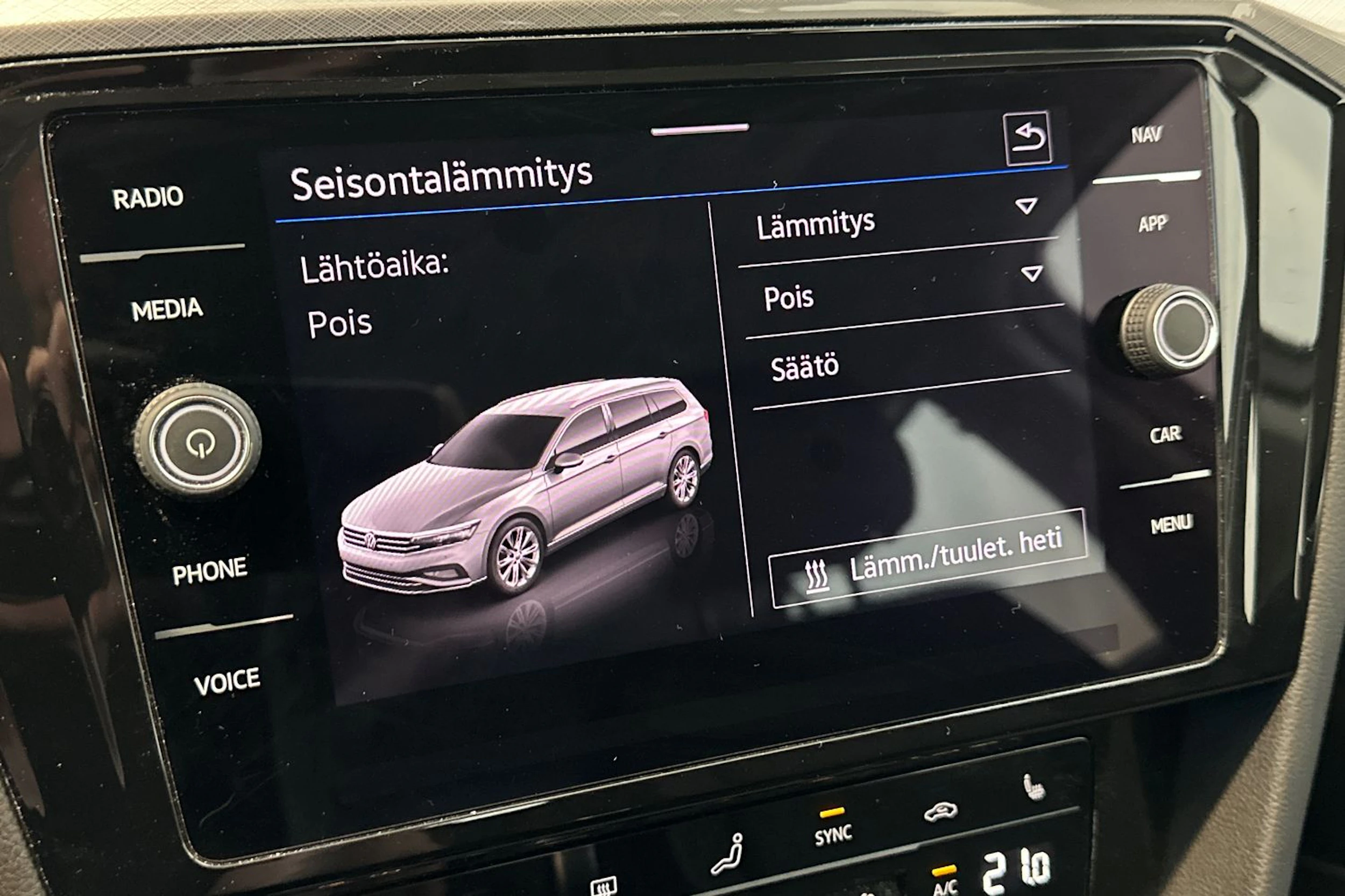 valkoinen Volkswagen Passat 2023 kuva 24.