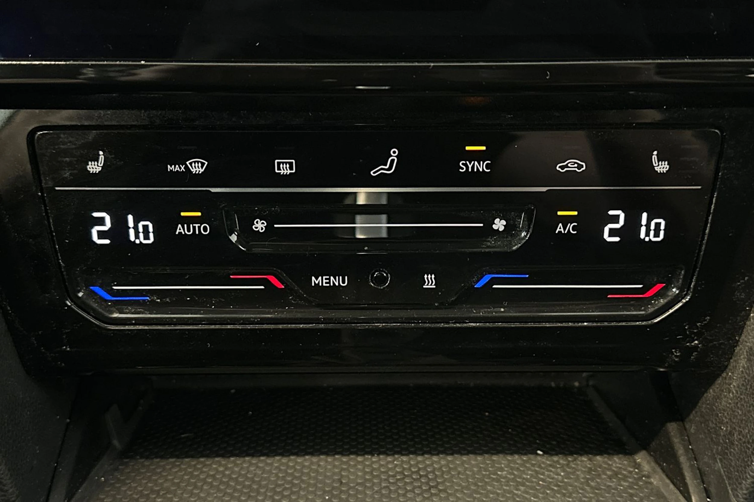 valkoinen Volkswagen Passat 2023 kuva 25.