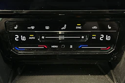 valkoinen Volkswagen Passat 2023 kuva 25.
