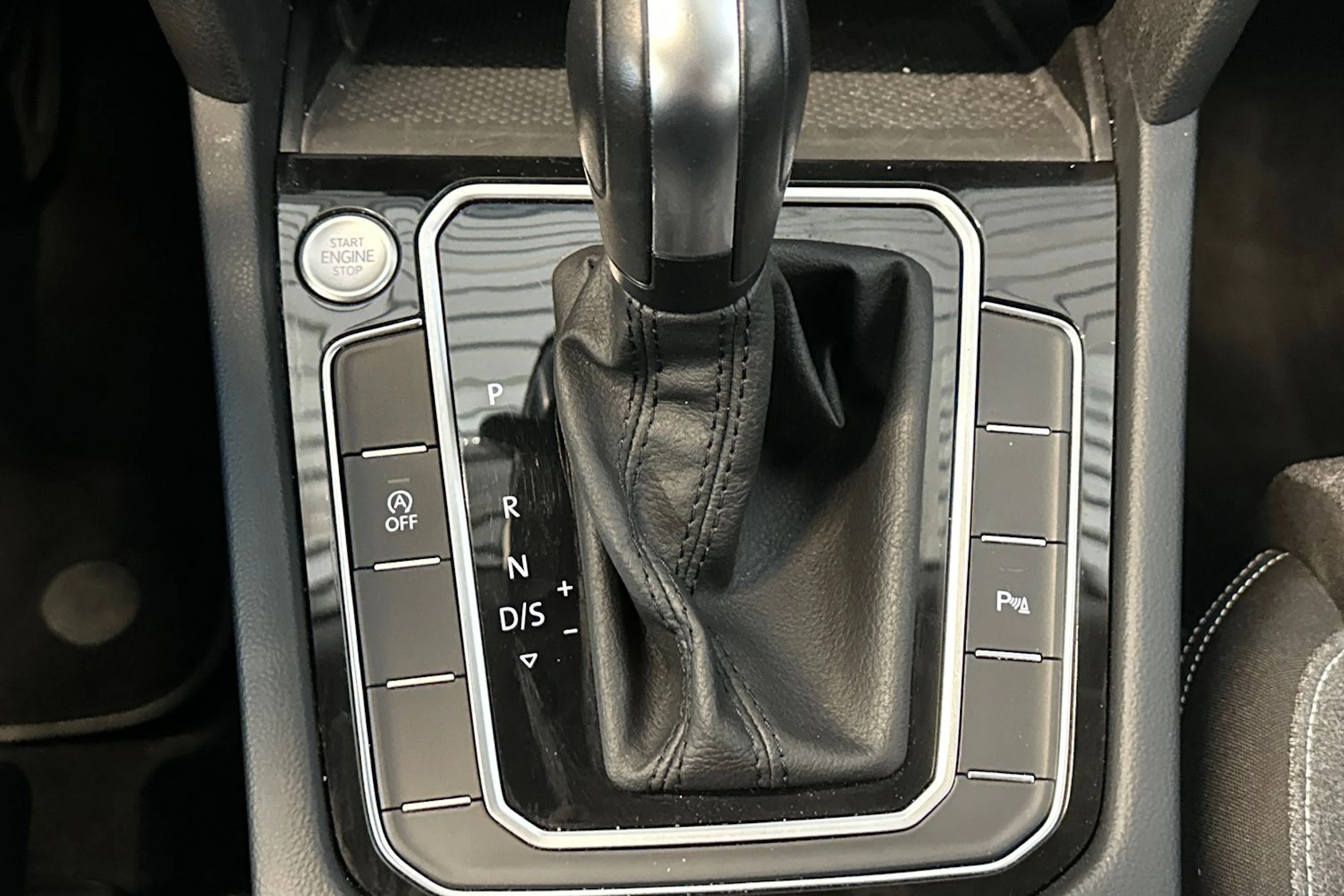 valkoinen Volkswagen Passat 2023 kuva 26.