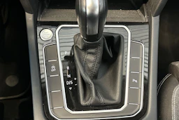 valkoinen Volkswagen Passat 2023 kuva 26.