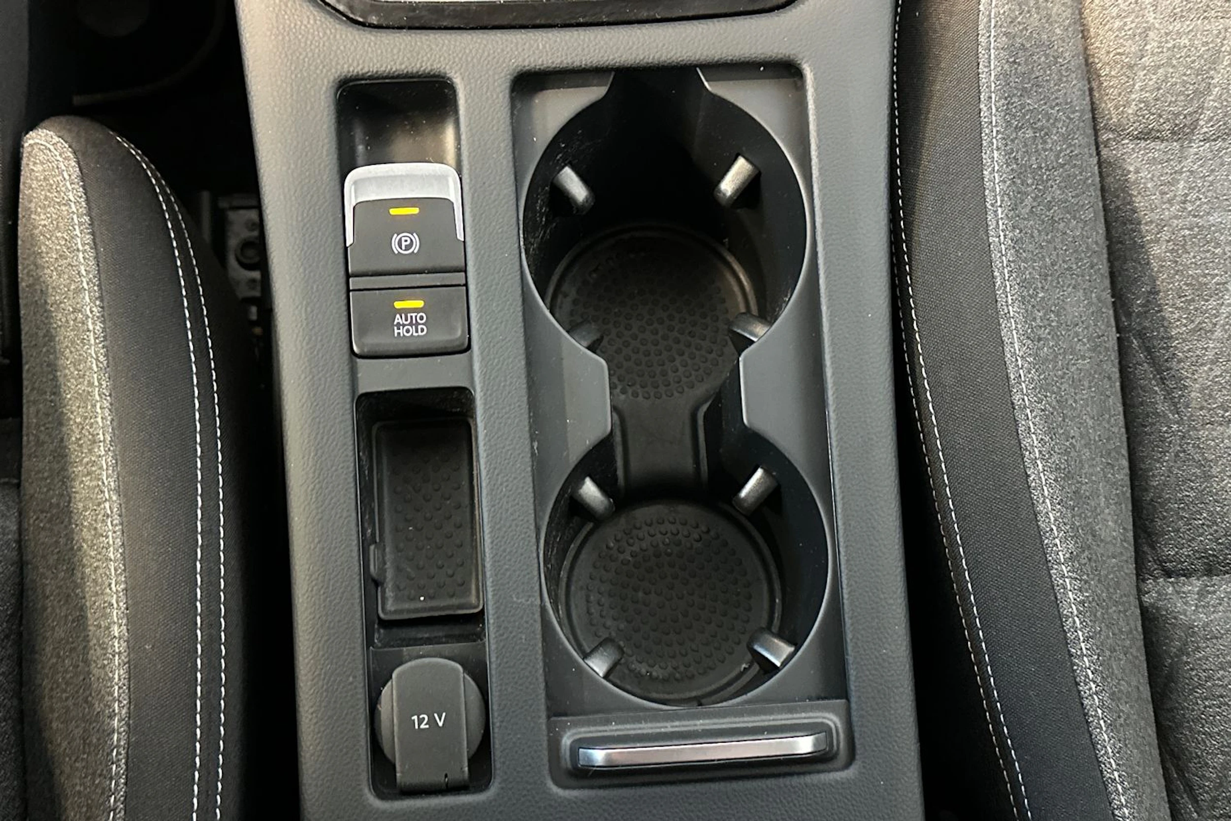 valkoinen Volkswagen Passat 2023 kuva 27.