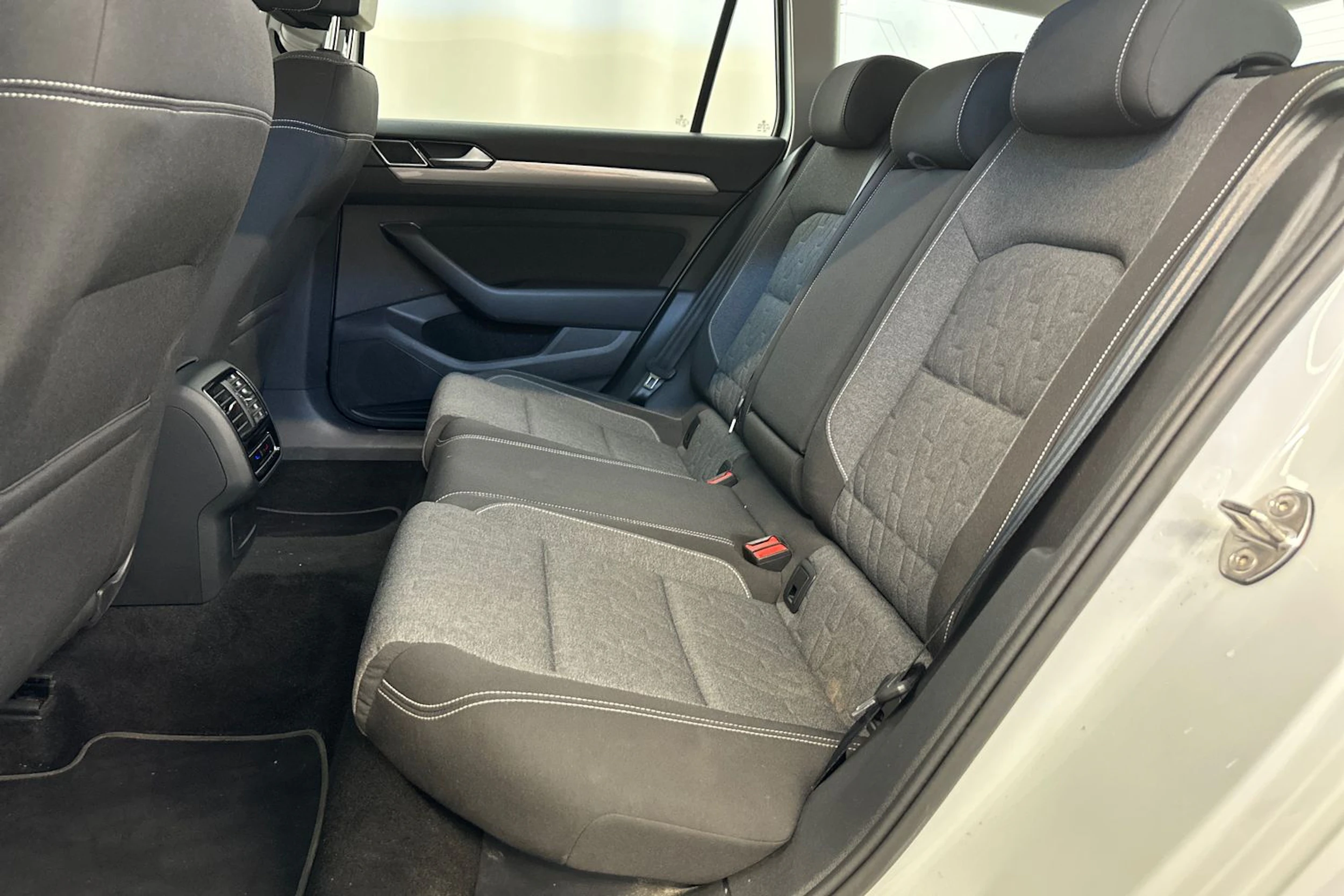 valkoinen Volkswagen Passat 2023 kuva 28.