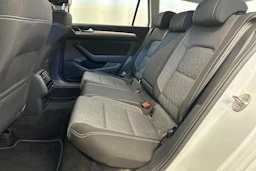valkoinen Volkswagen Passat 2023 kuva 28.