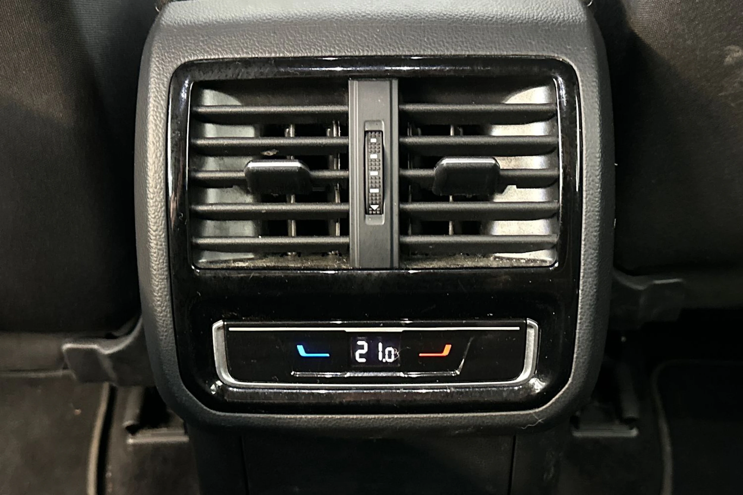 valkoinen Volkswagen Passat 2023 kuva 29.
