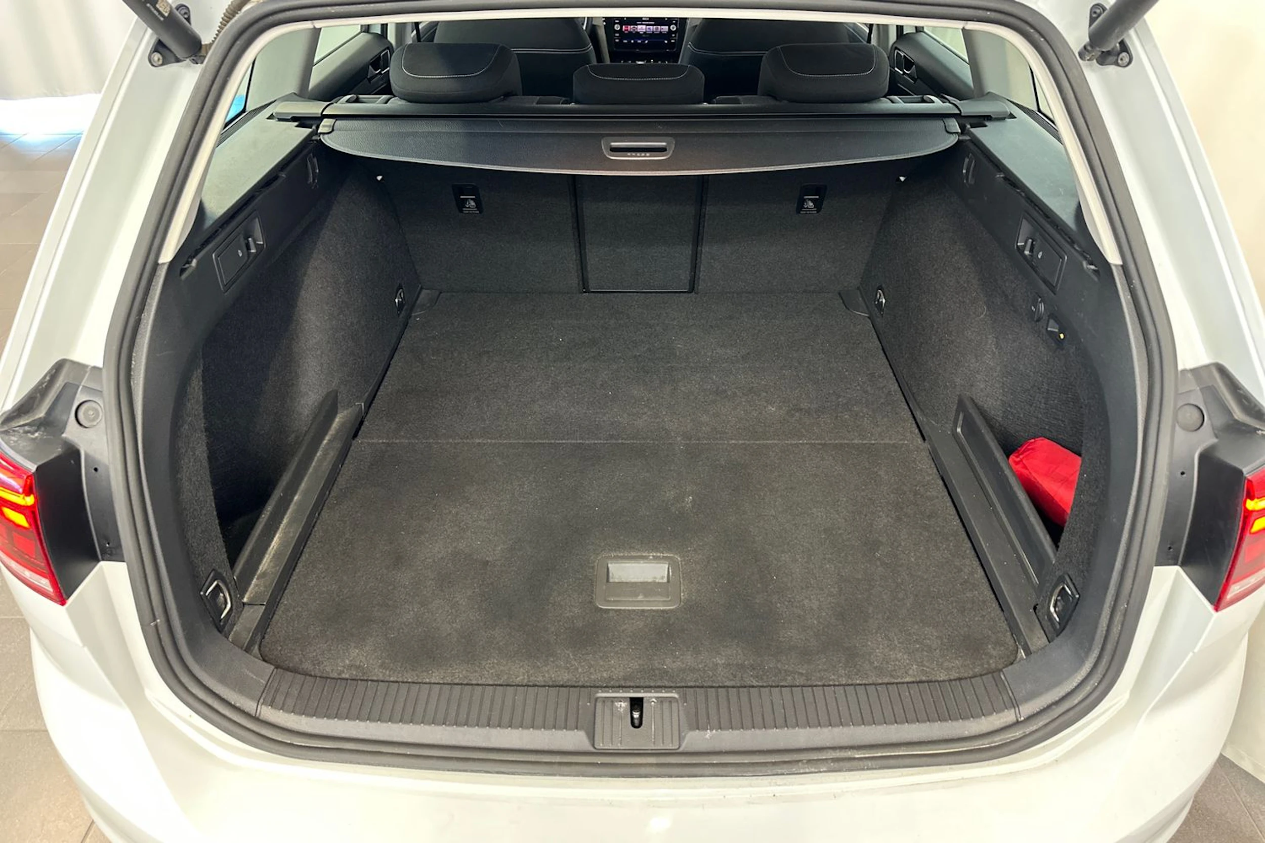 valkoinen Volkswagen Passat 2023 kuva 30.