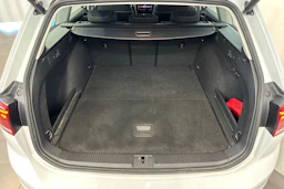 valkoinen Volkswagen Passat 2023 kuva 30.