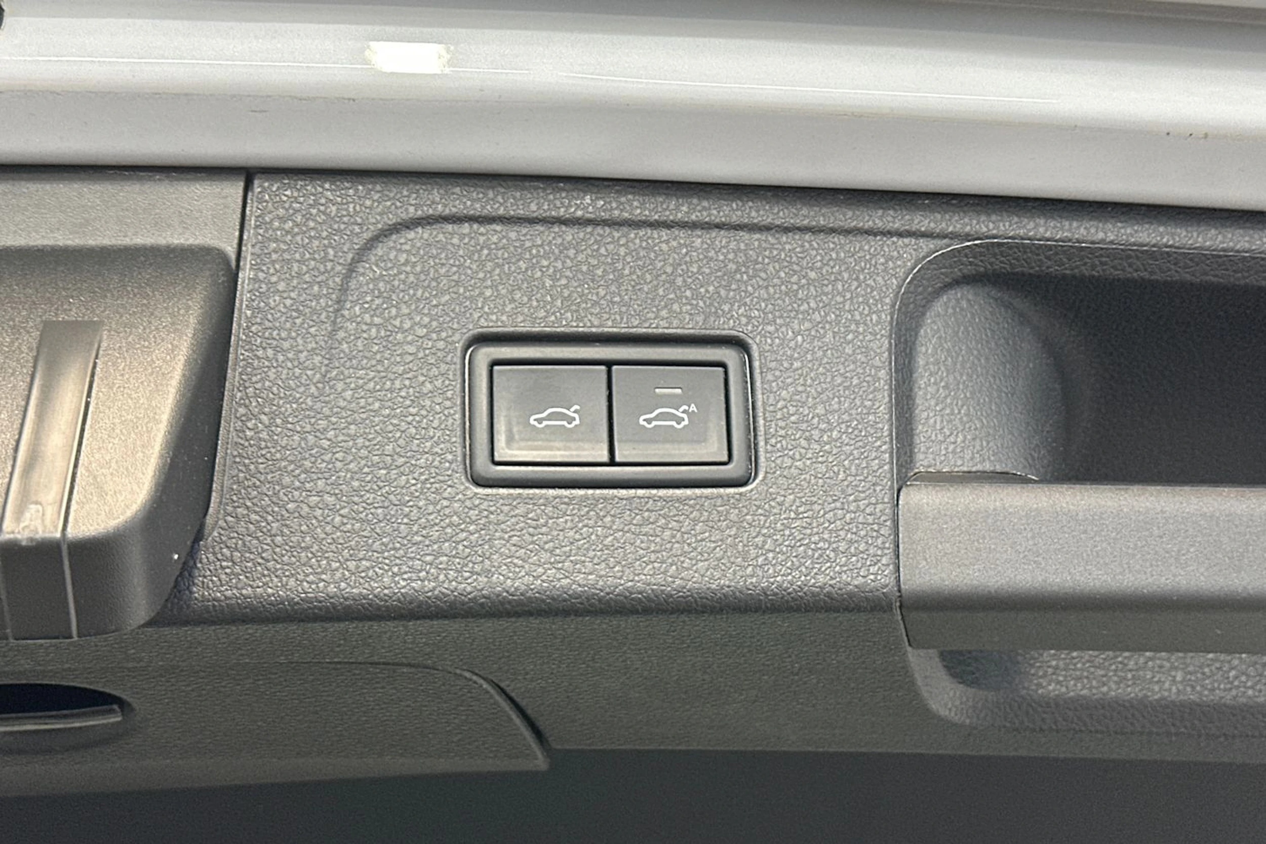 valkoinen Volkswagen Passat 2023 kuva 31.