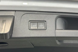valkoinen Volkswagen Passat 2023 kuva 31.