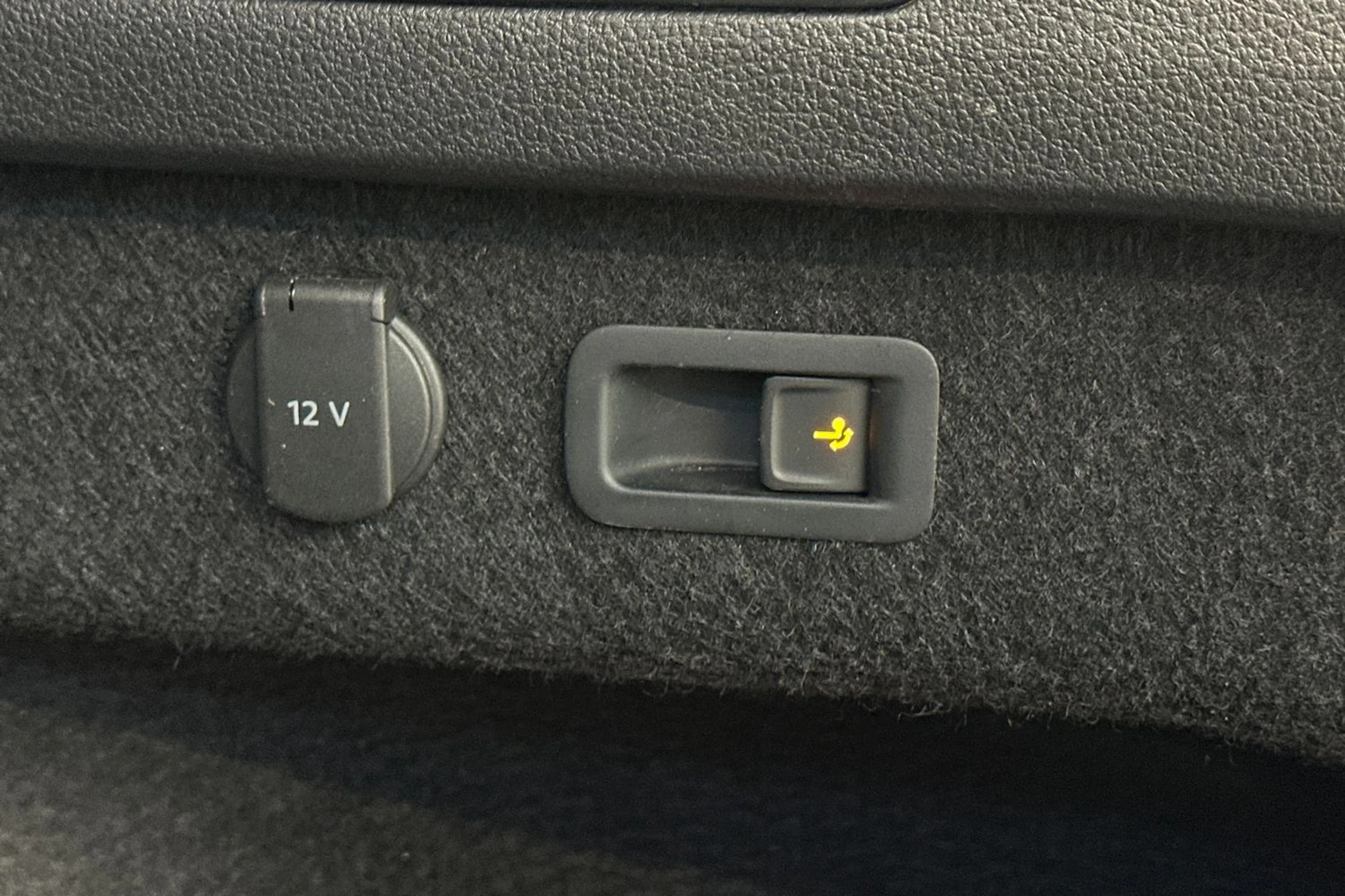 valkoinen Volkswagen Passat 2023 kuva 32.
