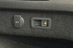 valkoinen Volkswagen Passat 2023 kuva 32.