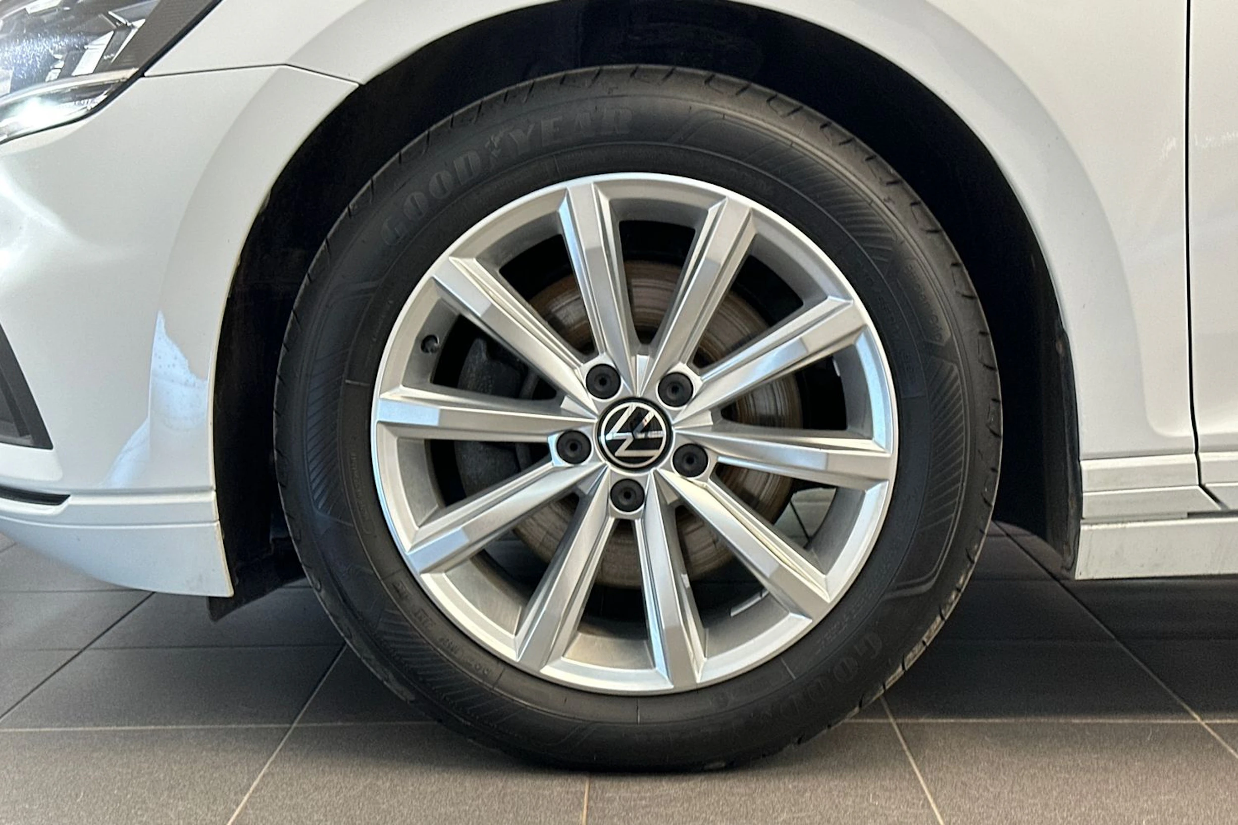 valkoinen Volkswagen Passat 2023 kuva 34.