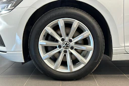 valkoinen Volkswagen Passat 2023 kuva 34.