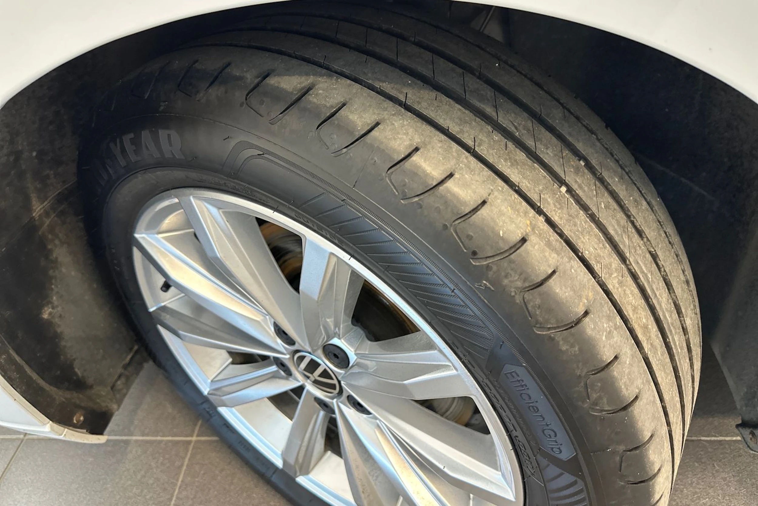 valkoinen Volkswagen Passat 2023 kuva 35.