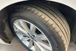valkoinen Volkswagen Passat 2023 kuva 35.